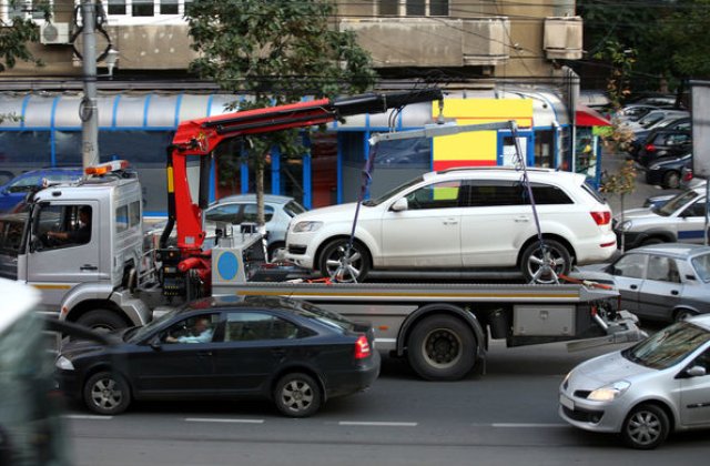 Ridicarea masinilor parcate neregulamentar in Bucuresti ar putea incepe in primavara: taxa pentru recuperare este de 500 de lei