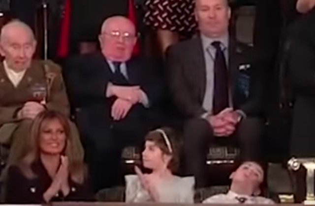 Joshua Trump, baiatul hartuit la scoala din cauza numelui sau de familie, adoarme in timpul discursului presedintelui/ VIDEO