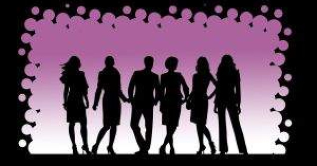 Fusta vs. cravata: Cine castiga lupta pentru salariul de manager