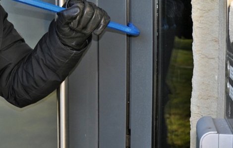 Un barbat care s-a taiat in timp ce a patruns prin efractie intr-un fast-food a incercat sa-si stearga urmele cu suc