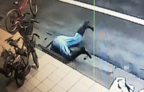 Un barbat a ramas blocat intr-o gura de canal, dupa ce a incercat sa recupereze o moneda cazuta