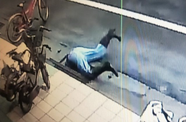 Un barbat a ramas blocat intr-o gura de canal, dupa ce a incercat sa recupereze o moneda cazuta