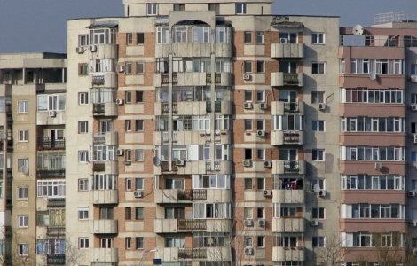 O adolescenta de 13 ani s-a aruncat de la etajul 9 al blocului unde locuieste, dupa o cearta cu mama sa