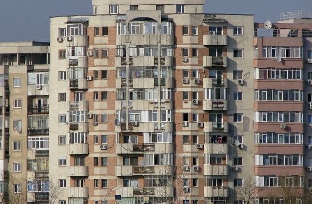 O adolescenta de 13 ani s-a aruncat de la etajul 9 al blocului unde locuieste, dupa o cearta cu mama sa