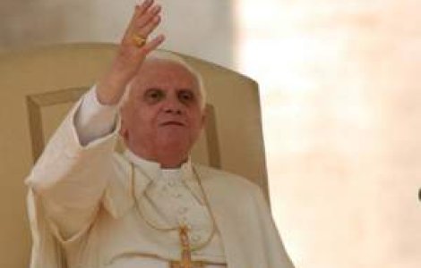 Papa Benedict al XVI-lea: 'Folosirea prezervativului agraveaza problema SIDA in lume'