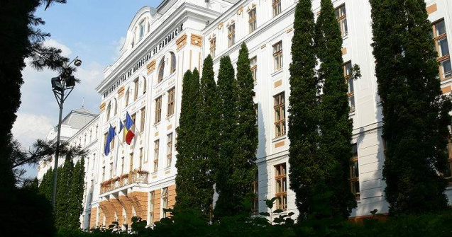 "Nu distrugeti UMF": 300 de studenti au protestat la Targu Mures