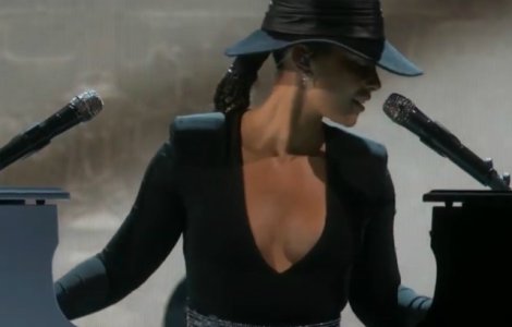 Alicia Keys a cantat la doua piane in acelasi timp/ VIDEO