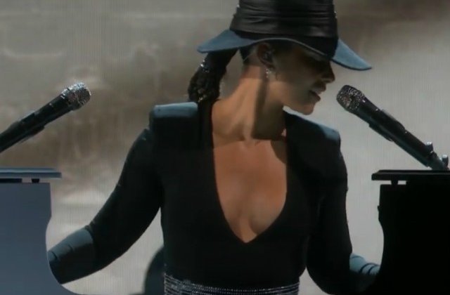 Alicia Keys a cantat la doua piane in acelasi timp, la decernarea premiilor Grammy VIDEO