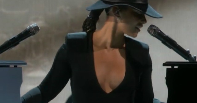 Alicia Keys a cantat la doua piane in acelasi timp/ VIDEO