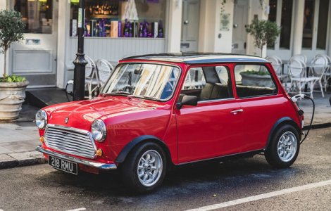 Tehnologii moderne impachetate in forme clasice: o companiei britanica a prezentat Swind E Classic Mini, un vehicul electric disponibil in doar 100 de unitati