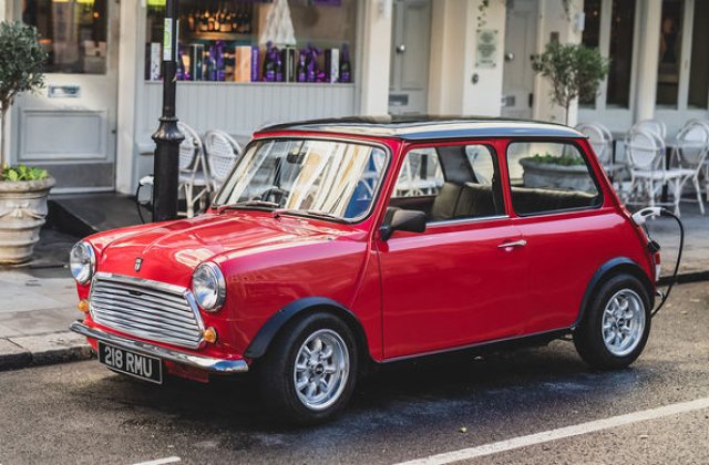 Tehnologii moderne impachetate in forme clasice: o companiei britanica a prezentat Swind E Classic Mini, un vehicul electric disponibil in doar 100 de unitati