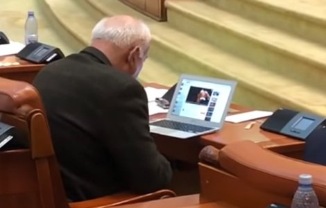 Varujan Vosganian, surprins in timp ce se uita la un meci de box in timpul dezbaterilor pe buget/ VIDEO