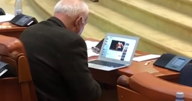 Varujan Vosganian, surprins in timp ce se uita la un meci de box in timpul dezbaterilor pe buget/ VIDEO