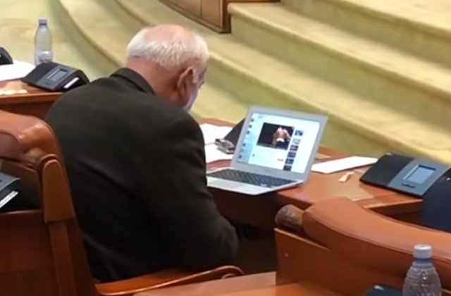 Varujan Vosganian, surprins in timp ce se uita la un meci de box in timpul dezbaterilor pe buget/ VIDEO