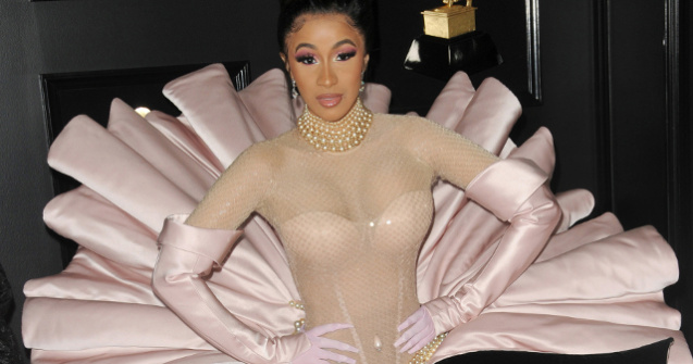  Top  15+ tinute extravagante ale vedetelor care au atras atentia in 2019