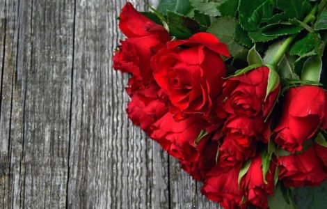 Un baietel a strans bani ca sa dea flori colegelor de Valentine&#39;s