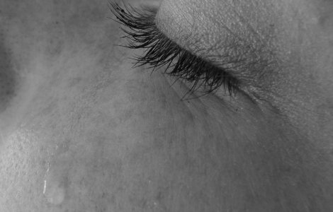 Femeia alergica la apa: Lacrimile o pot ucide