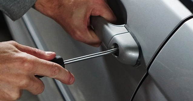 Un detinut a spart un autoturism pentru a salva o fetita de un an/ VIDEO