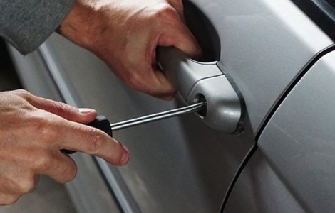 Un detinut a spart un autoturism pentru a salva o fetita de un an/ VIDEO