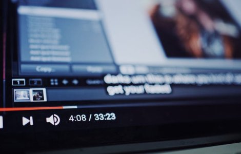 Un cantaret de folk a fost nevoit sa scoata de pe YouTube un cantec satiric la adresa coruptiei din tara sa