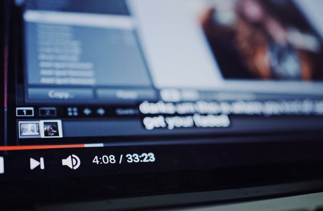 Un cantaret de folk a fost nevoit sa scoata de pe YouTube un cantec satiric la adresa coruptiei din tara sa