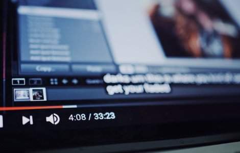 Un cantaret de folk a fost nevoit sa scoata de pe YouTube un cantec satiric la adresa coruptiei din tara sa