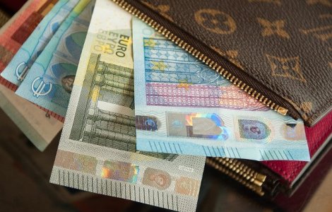 Euro a crescut peste 4,74 lei