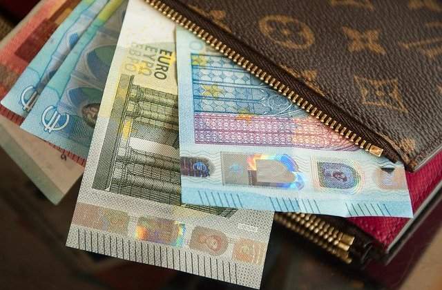 Euro a crescut peste 4,74 lei