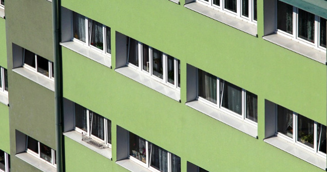 Un adolescent de 17 ani a supravietuit dupa ce a cazut de la etajul 13