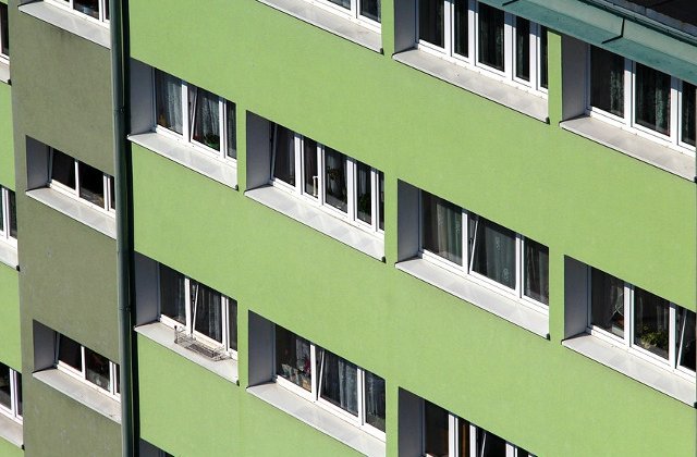 Un adolescent de 17 ani a supravietuit dupa ce a cazut de la etajul 13