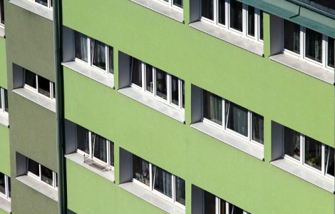 Un adolescent de 17 ani a supravietuit dupa ce a cazut de la etajul 13