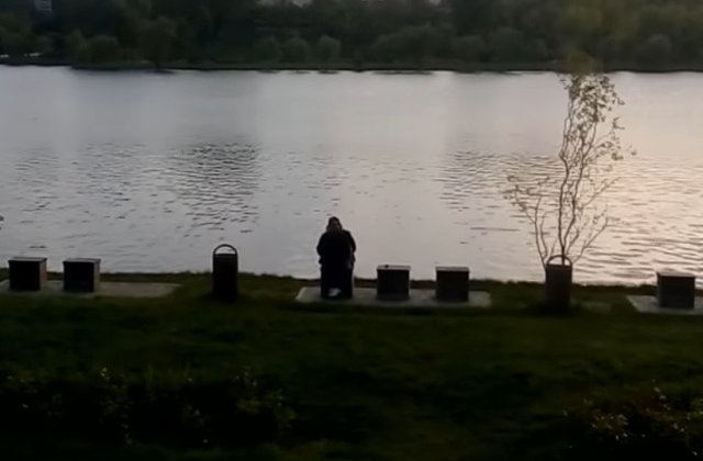 O mama si-a scapat caruciorul cu copil cu tot in lac, in parcul IOR