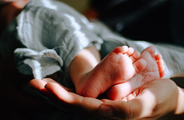 O femeie a adus pe lume un baietel la bordul unui avion