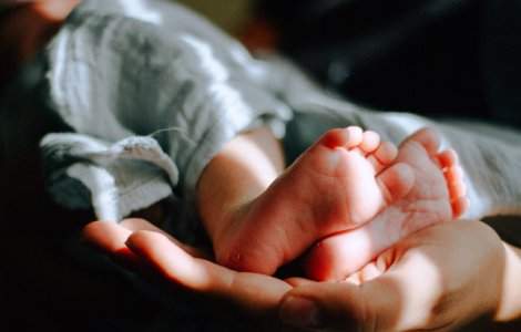 O femeie a adus pe lume un baietel la bordul unui avion