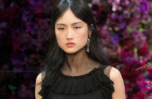 Aparitia unui model chinez cu pistrui intr-o campanie pentru produse cosmetice a generat controverse