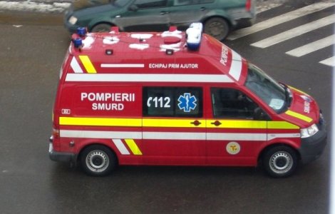 O fata de 12 ani a murit dupa ce a cazut dintr-un microbuz