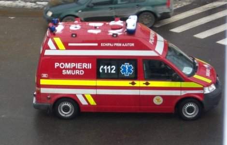 O fata de 12 ani a murit dupa ce a cazut dintr-un microbuz