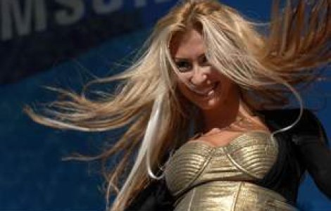 Andreea Balan a iesit din operatie cu fata tumefiata