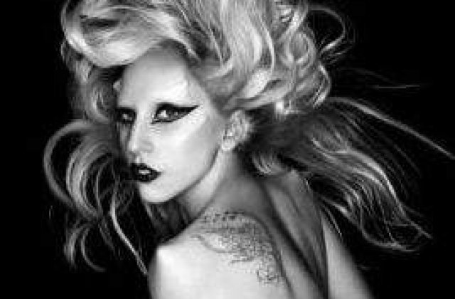 Cati bani face Lady Gaga din contul ei de Twitter?