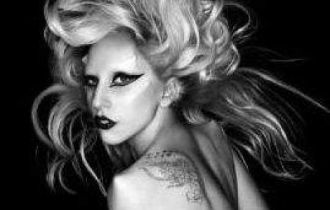 Cati bani face Lady Gaga din contul ei de Twitter?
