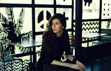  Top  Nici introvertit, nici extrovertit. 10 semne ca esti ambivert