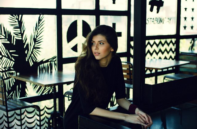 Nici introvertit, nici extrovertit. 10 semne ca esti ambivert