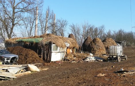 O familie nevoiasa a primit o casa cumparata cu banii stransi de preotul dintr-un sat din Hunedoara