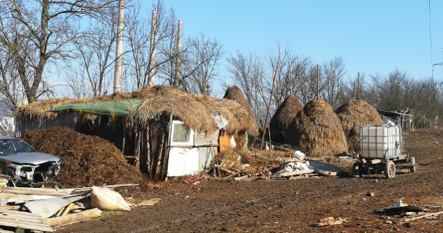 O familie nevoiasa a primit o casa cumparata cu banii stransi de preotul dintr-un sat din Hunedoara
