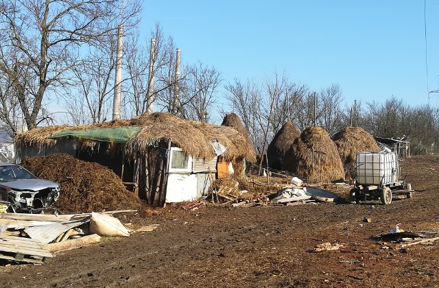 O familie nevoiasa a primit o casa cumparata cu banii stransi de preotul dintr-un sat din Hunedoara