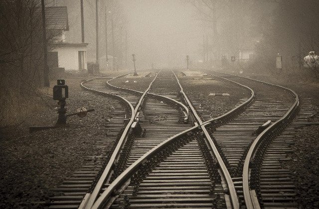 Un paznic s-a sinucis aruncandu-se in fata trenului