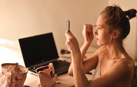  Top  8 greseli de machiaj care provoaca sau accentueaza acneea