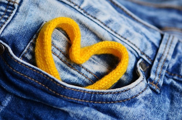 S-a creat o pereche de blugi de marimea unei cladiri de 22 etaje. Unde sunt expusi/ FOTO