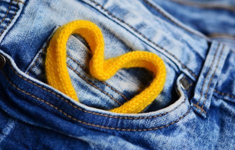 S-a creat o pereche de blugi de marimea unei cladiri de 22 etaje. Unde sunt expusi/ FOTO