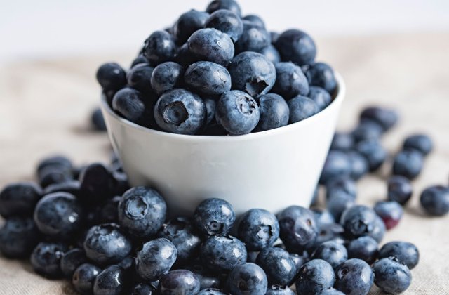 O portie substantiala de afine zilnic poate contribui la imbunatatirea tensiunii arteriale